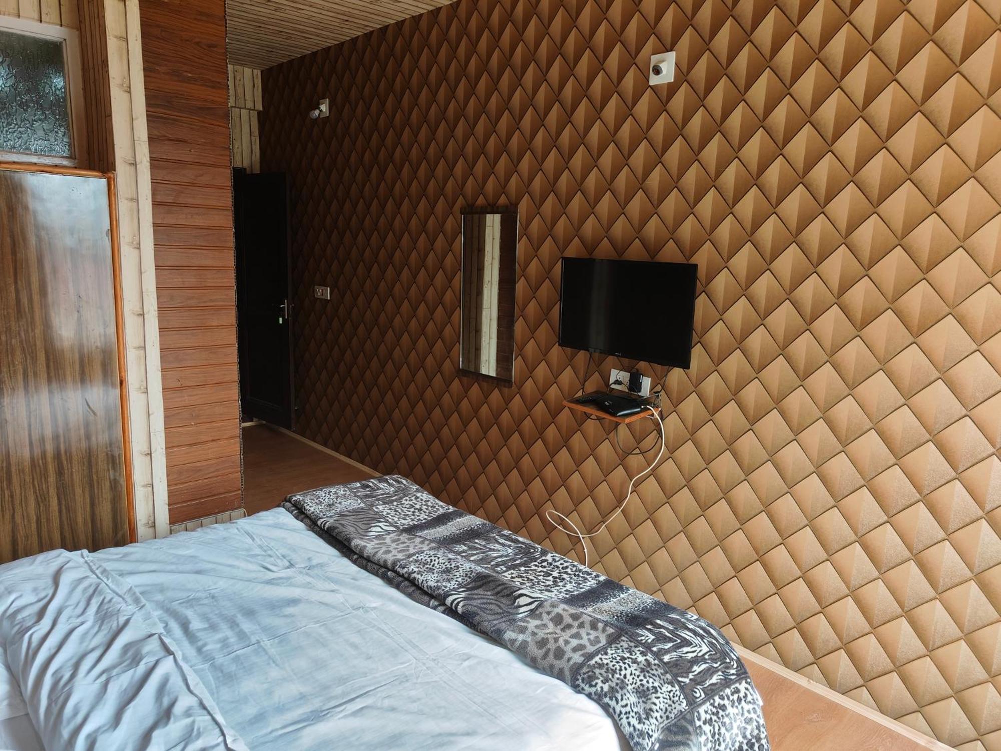 The Ile Hotel Srinagar  Exterior photo